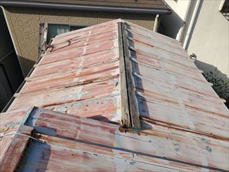 棟板金が剥がれた瓦棒屋根の調査